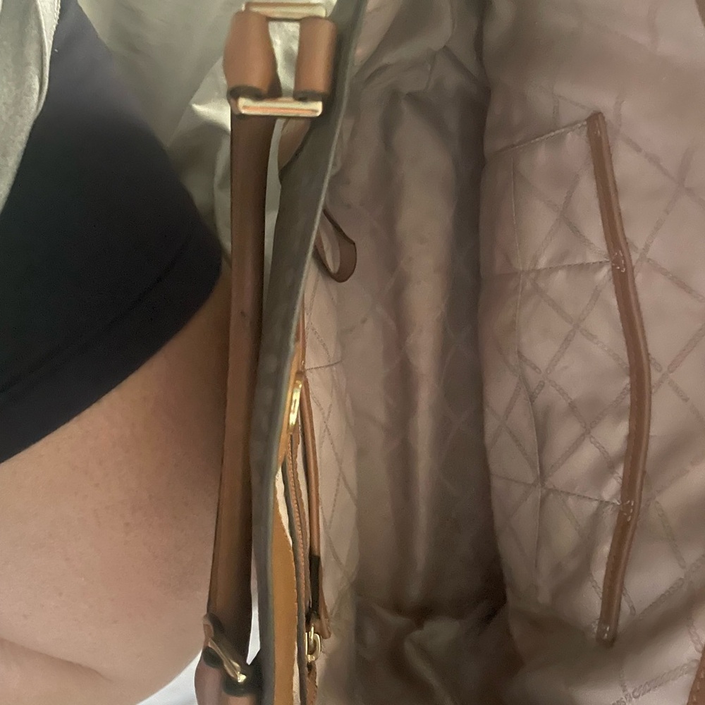 MK purse used in really good condition.